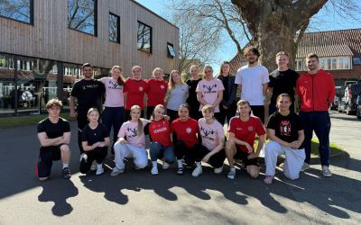 Holdfoto af unge piger og drenge.