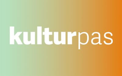 Kulturpas logo. Hvid tekst på grøn-orange baggrund.