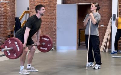 Line underviser Thomas i vægtløftning.