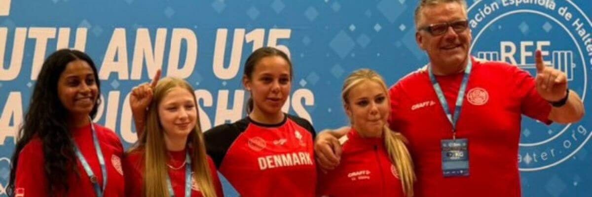 2 landstrænerer og 3 piger/ungdomsløftere