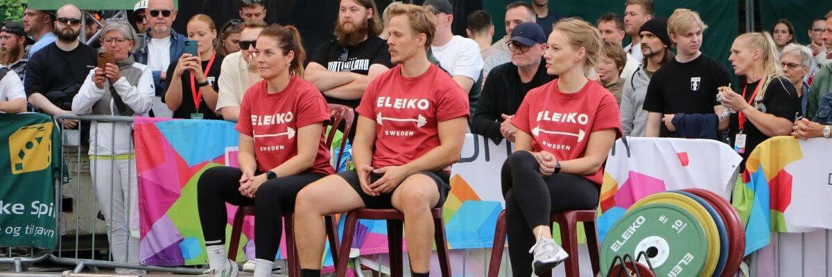 3 personer/skivepåsættere i rød Eleiko T-shirt