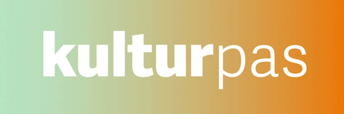 Kulturpas logo. Hvid tekst på grøn-orange baggrund.