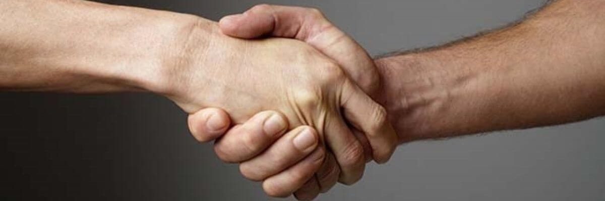 To hænder der giver et håndtryk.