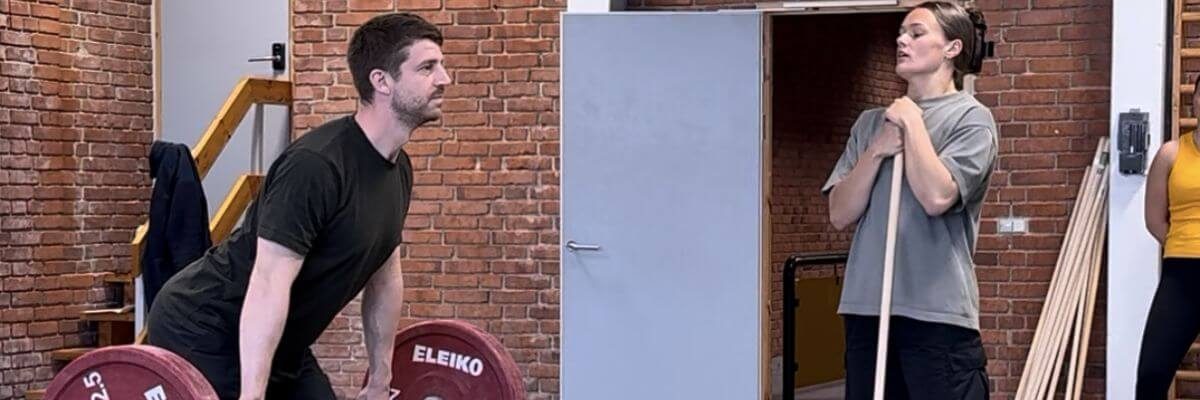 Line underviser Thomas i vægtløftning.