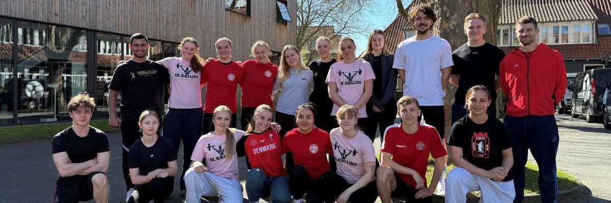 Holdfoto af unge piger og drenge.